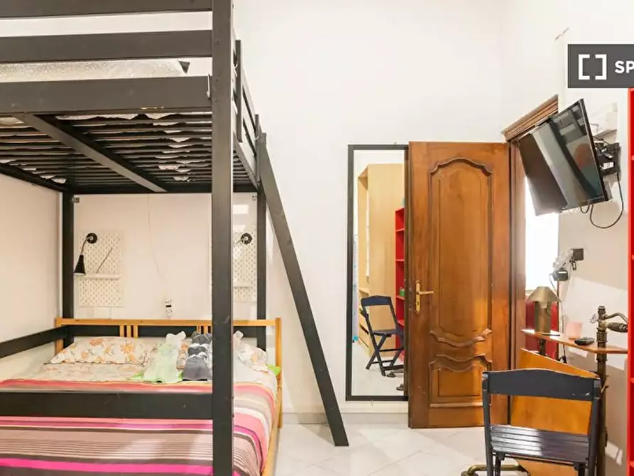 Immagine 3 di Camera condivisa in affitto  in Vico delle Scuole Pie a Genova