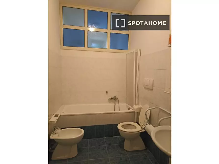 Immagine 4 di Camera condivisa in affitto  in Via Agrigento a Roma