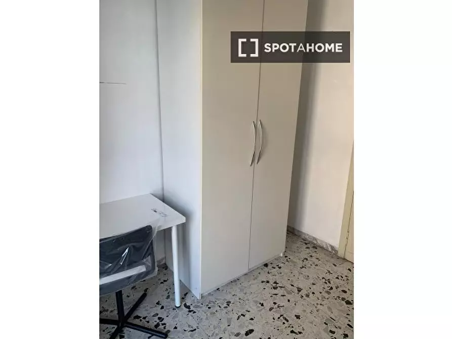 Immagine 1 di Camera condivisa in affitto  in Via dei Monti di Creta a Roma