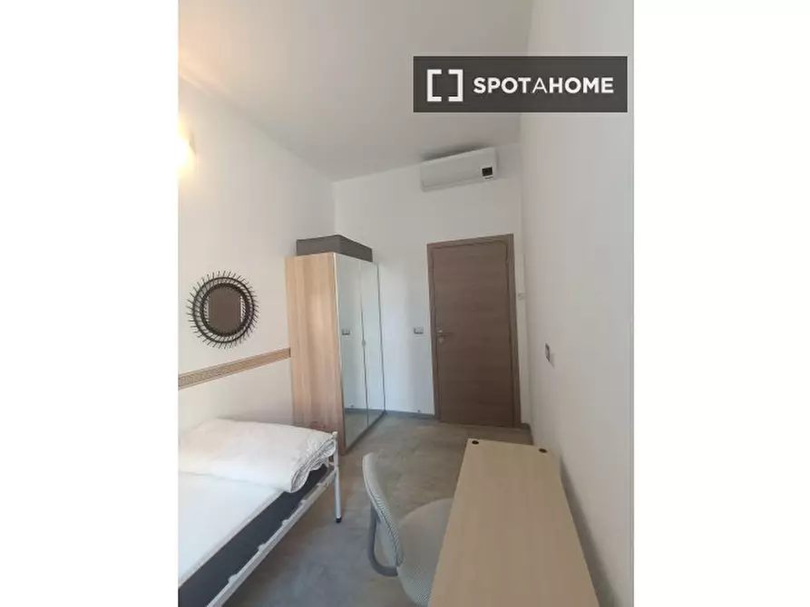 Immagine 2 di Camera condivisa in affitto  in Via Castellammare a Milano