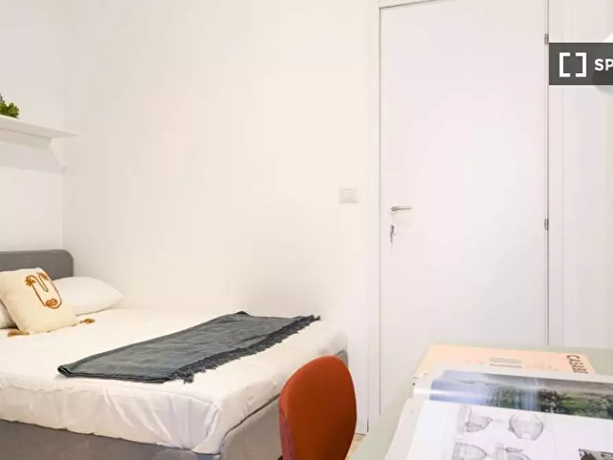 Immagine 2 di Camera condivisa in affitto  in Via Lorenteggio a Milano