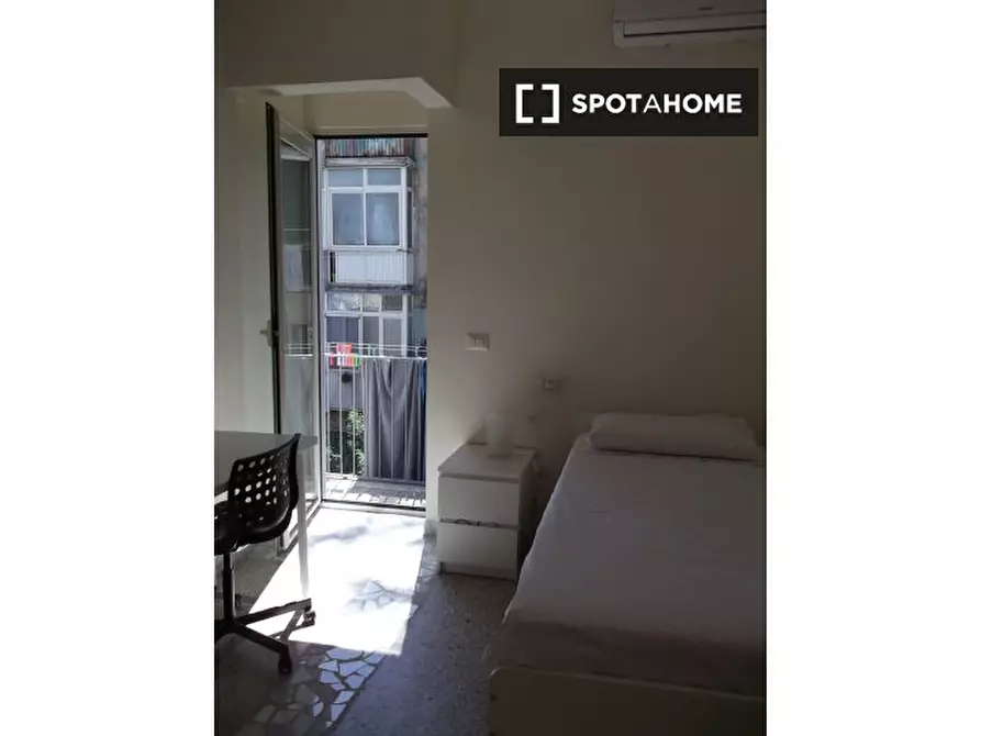 Immagine 1 di Camera condivisa in affitto  in Via Domenico Quaranta a Napoli