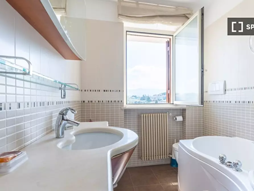 Immagine 11 di Camera condivisa in affitto  in Via Lentini a Roma