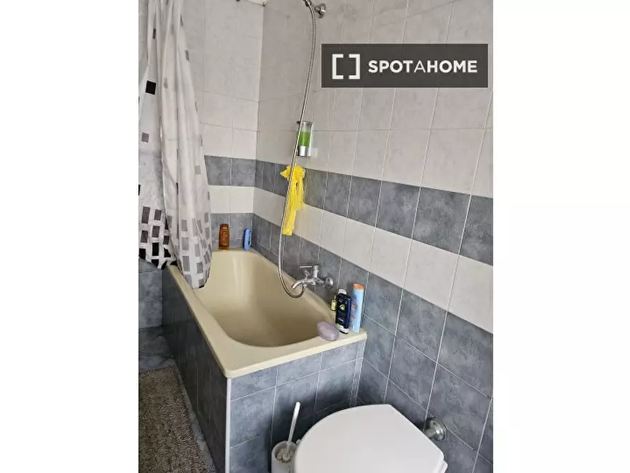 Immagine 5 di Camera condivisa in affitto  in Via dei Centauri a Roma