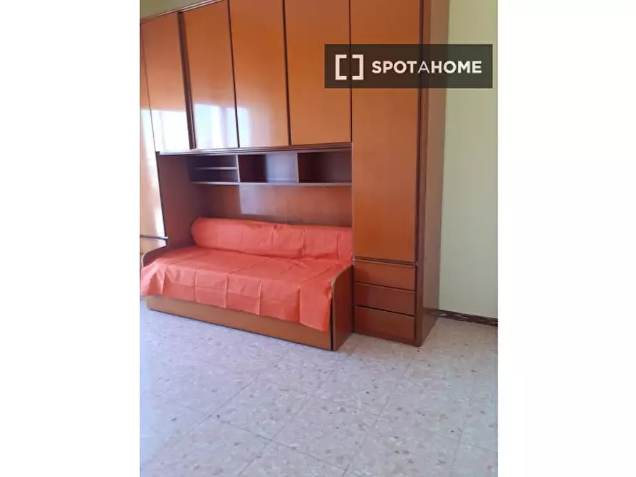 Immagine 15 di Camera condivisa in affitto  in Viale Alessandrino a Roma