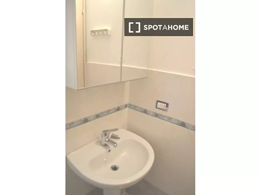 Immagine 16 di Camera condivisa in affitto  in Via Monte S. Michele a Sesto San Giovanni