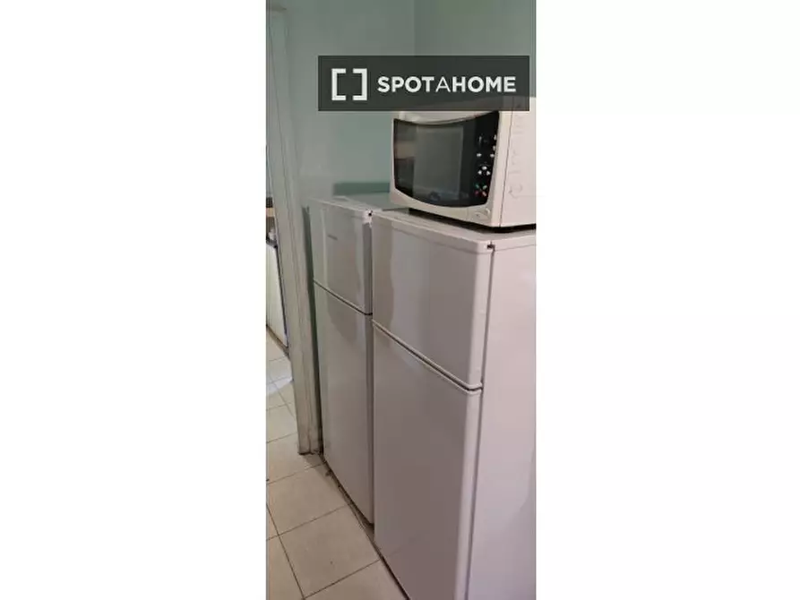 Immagine 12 di Camera condivisa in affitto  in Piazza Crocelle ai Mannesi a Napoli