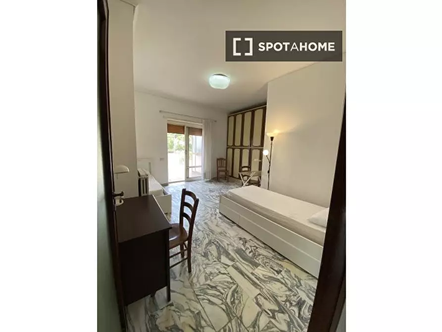 Immagine 9 di Camera condivisa in affitto  in Viale Maria Bakunin a Napoli