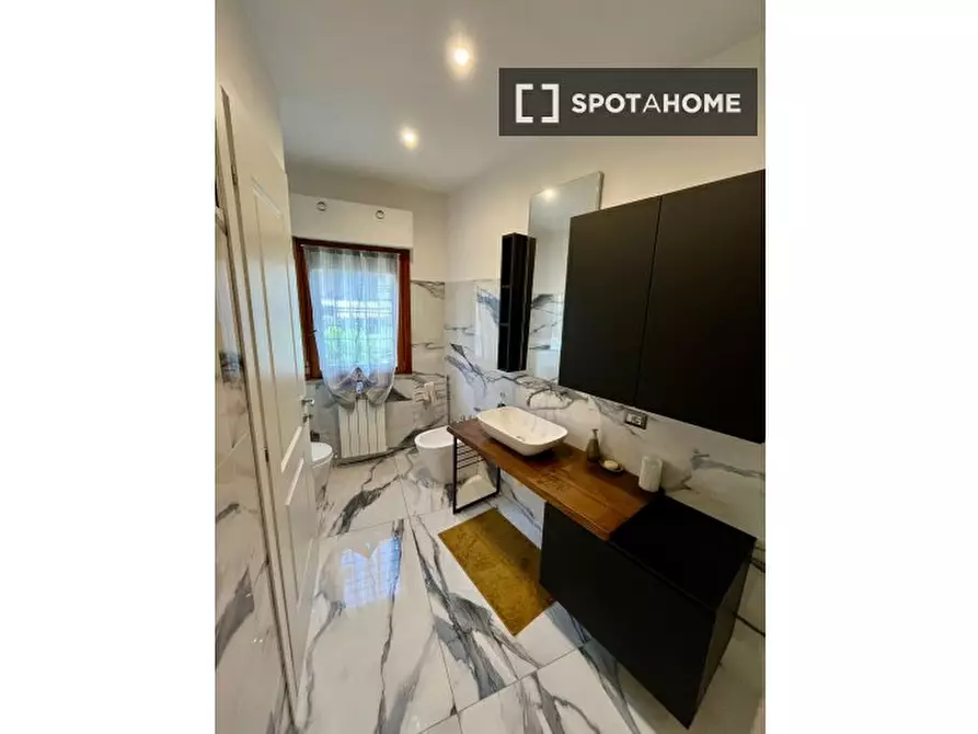 Immagine 5 di Camera condivisa in affitto  in Via di Torre Gaia a Roma