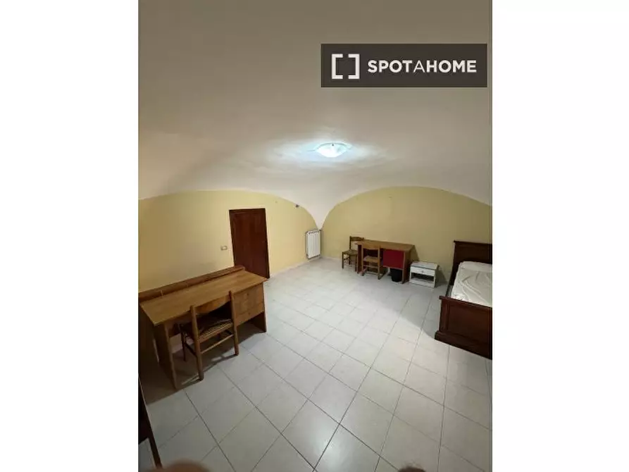 Immagine 12 di Camera condivisa in affitto  in Via Ventaglieri a Napoli