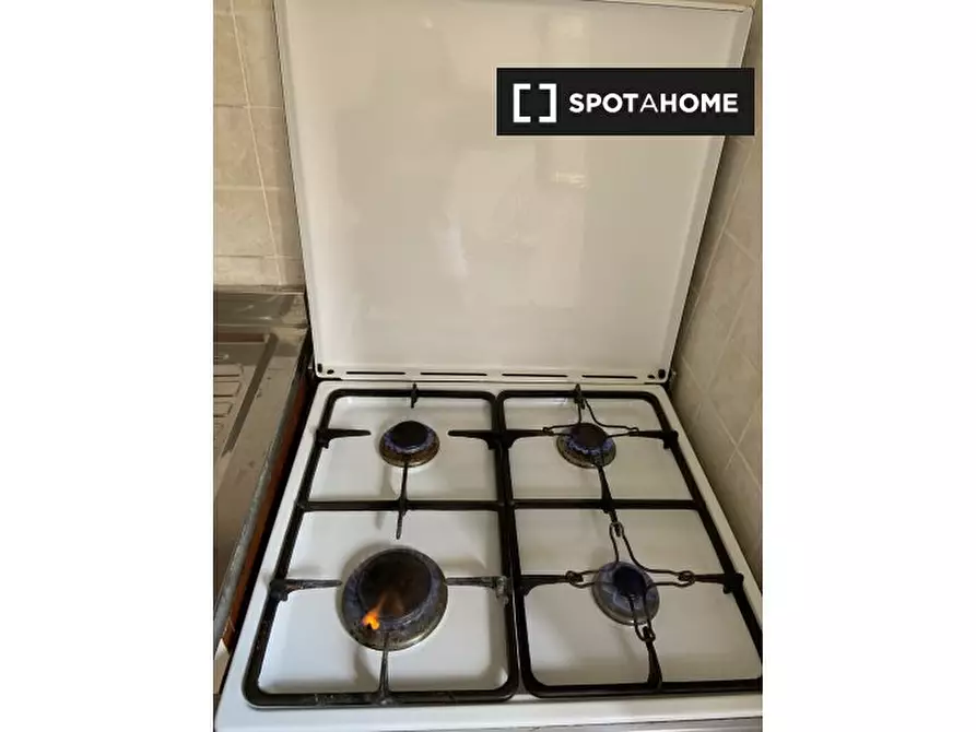 Immagine 11 di Camera condivisa in affitto  in Via degli Umbri a Roma