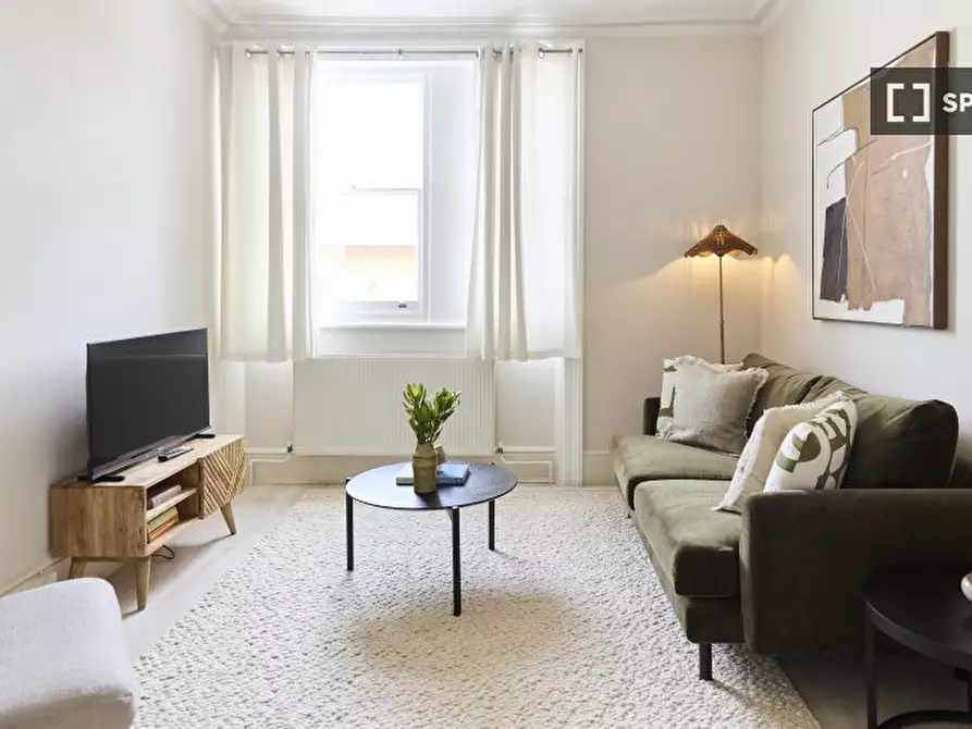 Immagine 1 di Appartamento in affitto  in Queensberry Place a Kensington