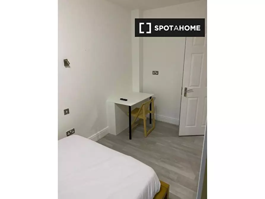 Immagine 2 di Camera condivisa in affitto  in Thirsk Road a Merton