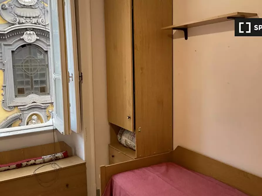 Immagine 3 di Camera condivisa in affitto  in Via Carminiello Al Mercato a Napoli