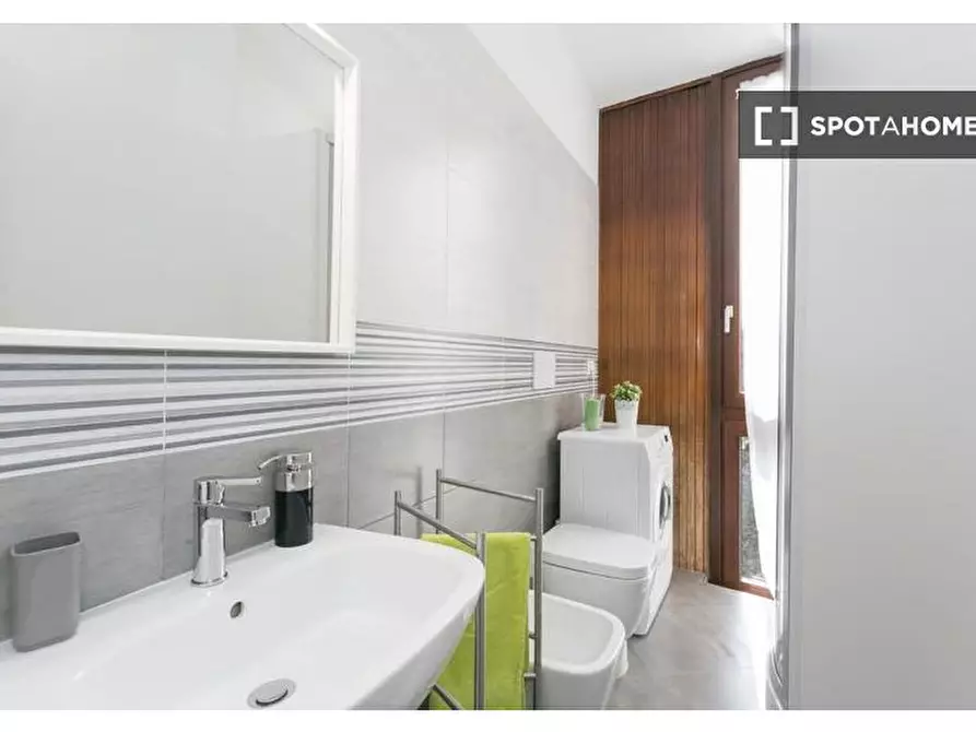 Immagine 8 di Camera condivisa in affitto  in Via Gavirate a Milano