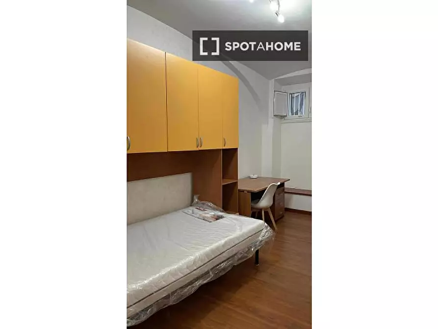 Immagine 1 di Camera condivisa in affitto  in Viale Guglielmo Marconi a Roma