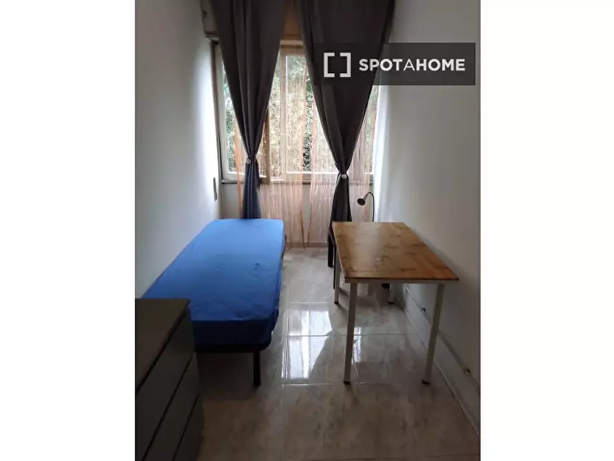 Immagine 4 di Camera condivisa in affitto  in Via Lero, 00144 Roma RM, Italy a Roma