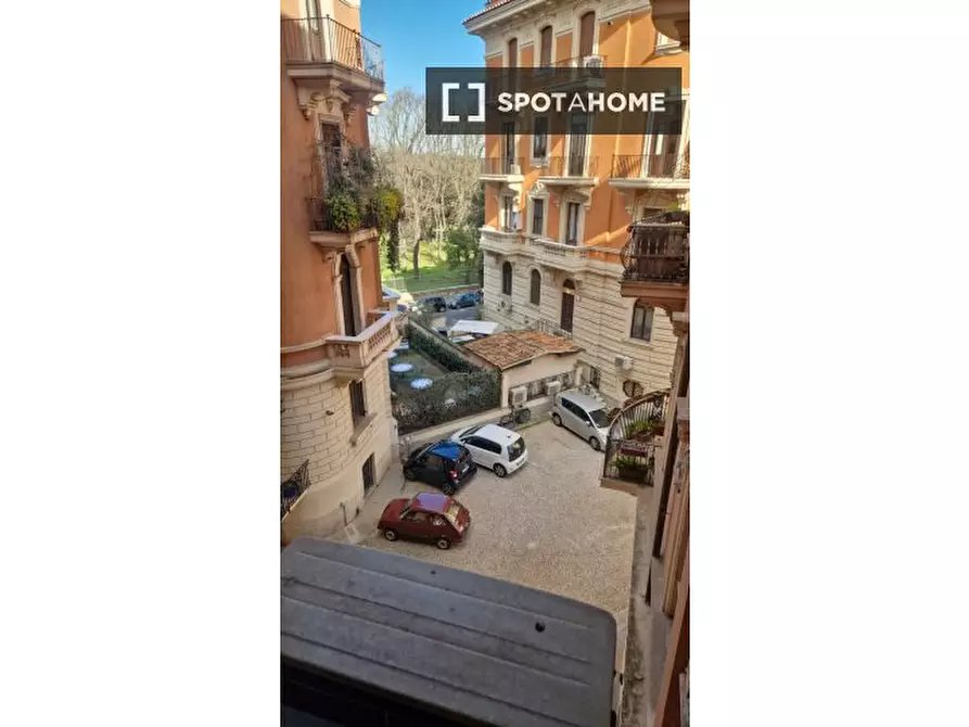 Immagine 11 di Camera condivisa in affitto  in Corso d'Italia a Roma