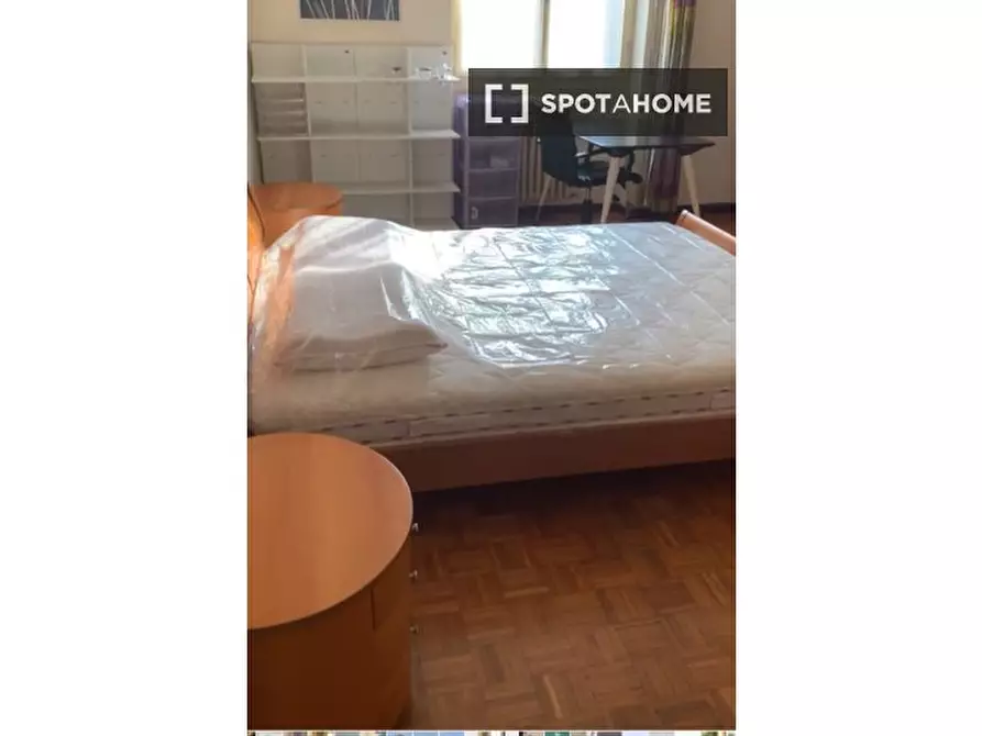 Immagine 1 di Camera condivisa in affitto  in Via Eugenio Villoresi a Milano