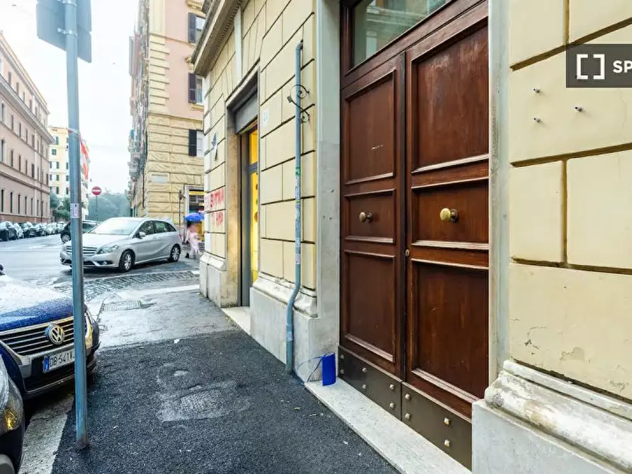 Immagine 9 di Camera condivisa in affitto  in Via Alberico II a Roma