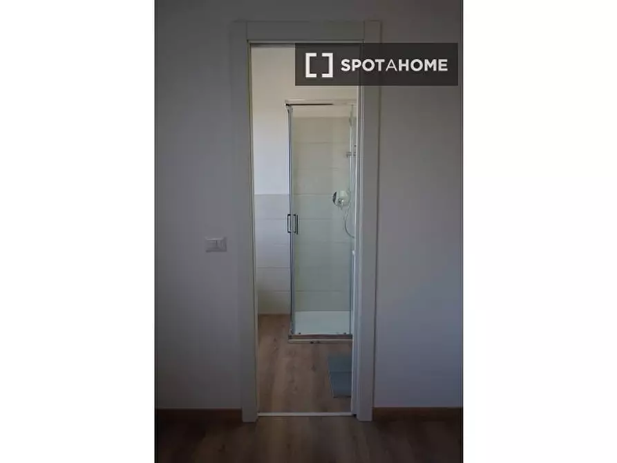 Immagine 17 di Camera condivisa in affitto  in Via Salvatore Pincherle a Roma