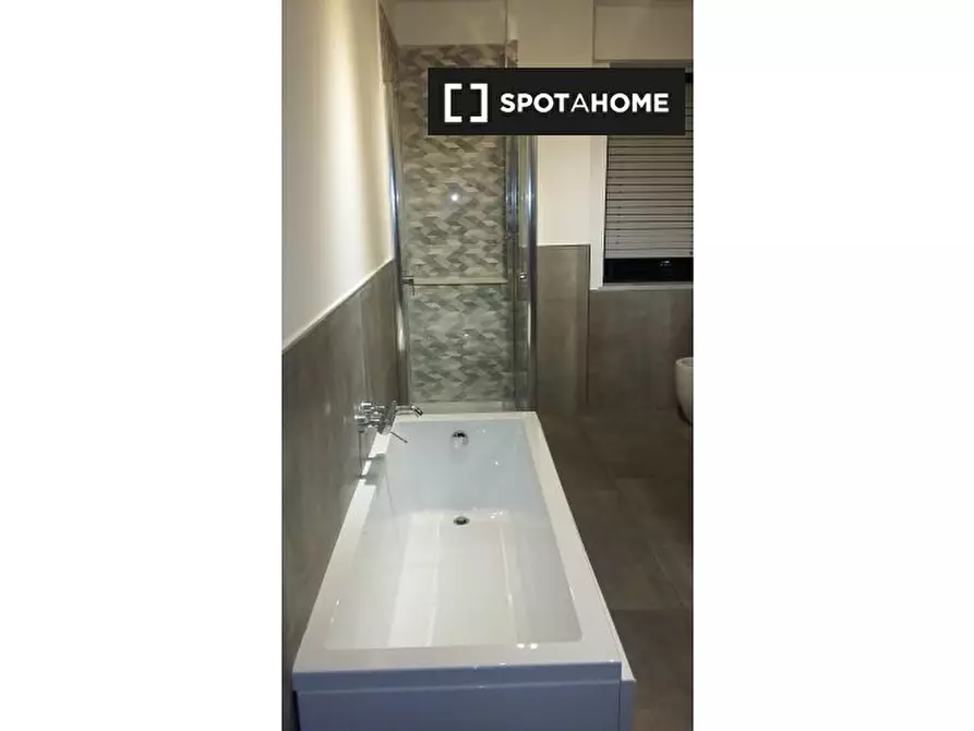 Immagine 9 di Camera condivisa in affitto  in Via Pasquale Frustaci a Napoli