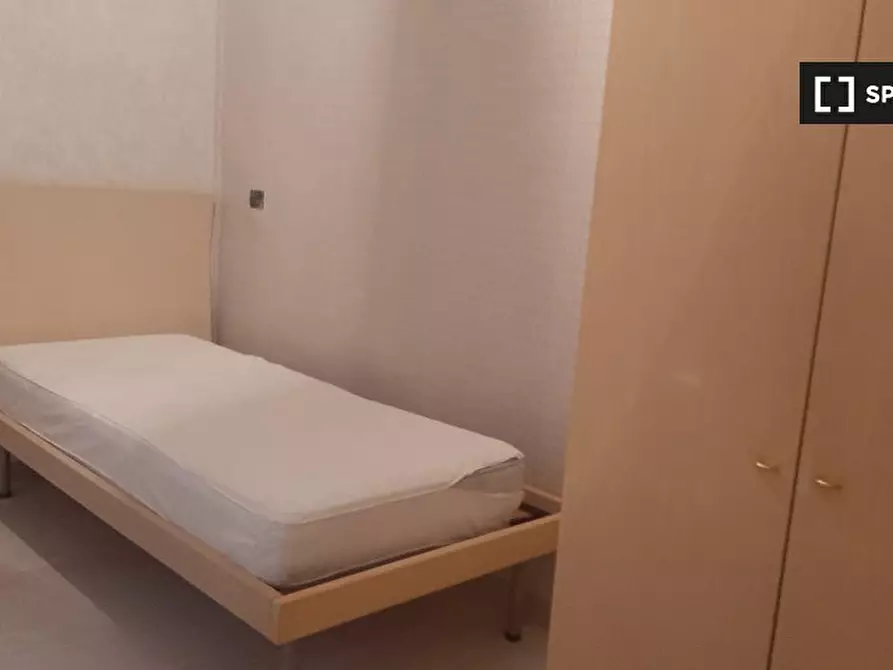 Immagine 7 di Camera condivisa in affitto  in Via Sanità a Napoli