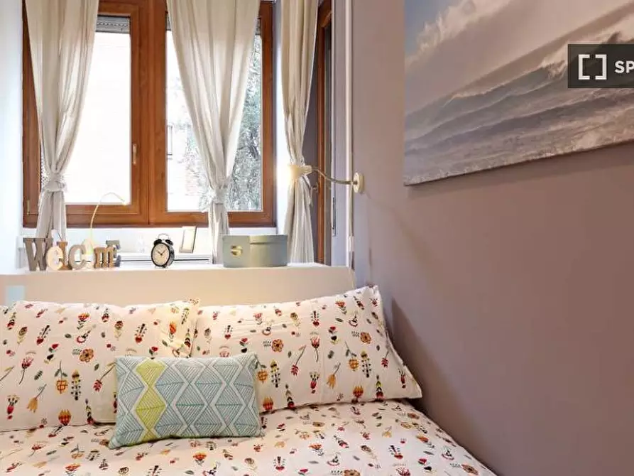 Immagine 2 di Camera condivisa in affitto  in Via dei Giornalisti a Roma