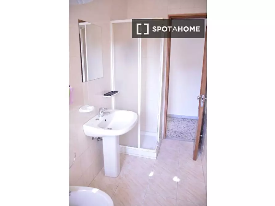 Immagine 7 di Camera condivisa in affitto  in Via is mirrionis a Cagliari