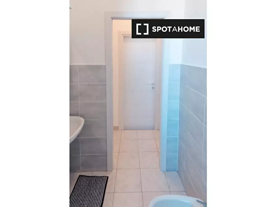 Immagine 17 di Camera condivisa in affitto  in Piazza Tancredi Galimberti a Torino