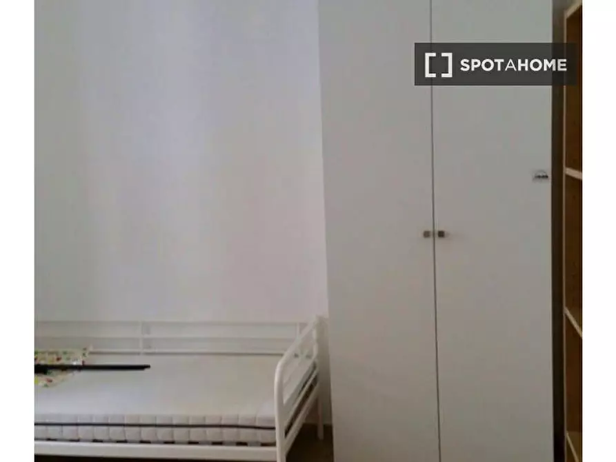 Immagine 5 di Camera condivisa in affitto  in Piazzetta Luigi Settembrini a Napoli