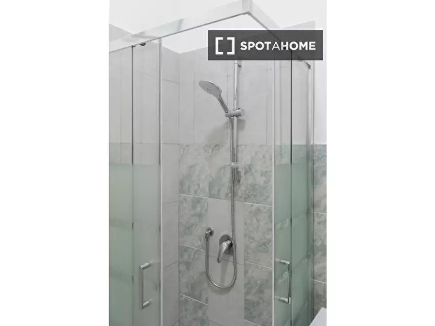 Immagine 13 di Camera condivisa in affitto  in Via Elba a Torino