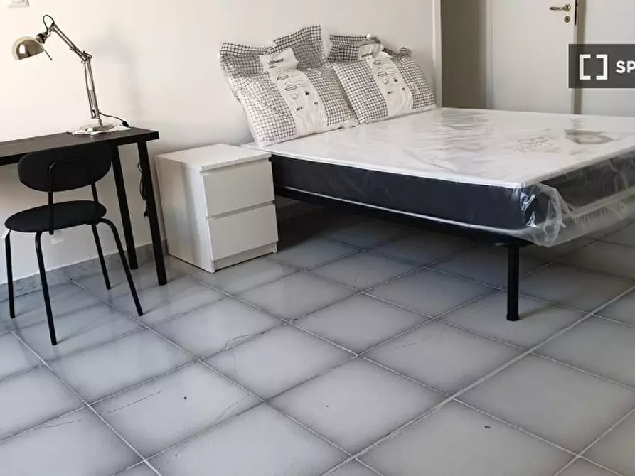 Immagine 11 di Camera condivisa in affitto  in Via Portacarrese a Montecalvario a Napoli