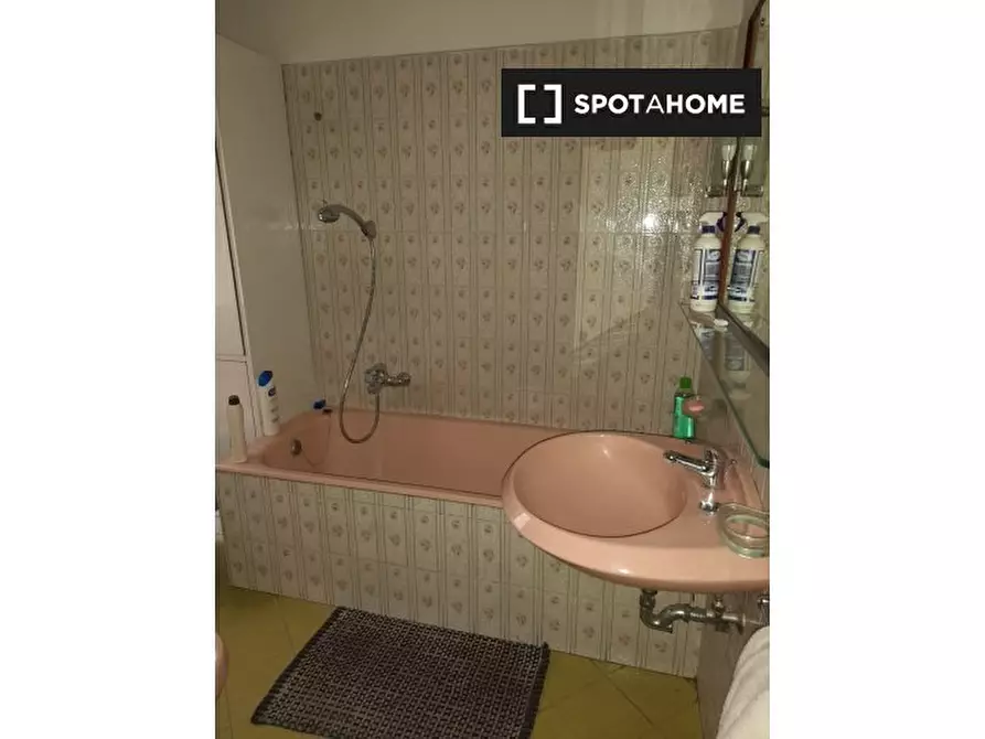 Immagine 13 di Camera condivisa in affitto  in Via Pian Due Torri a Roma