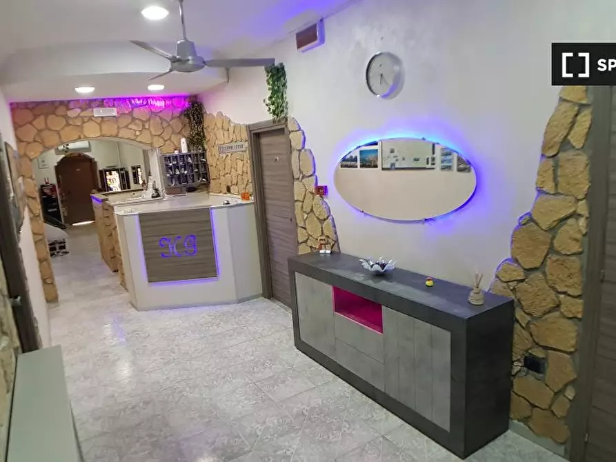 Immagine 7 di Camera condivisa in affitto  in Via Genova a Napoli