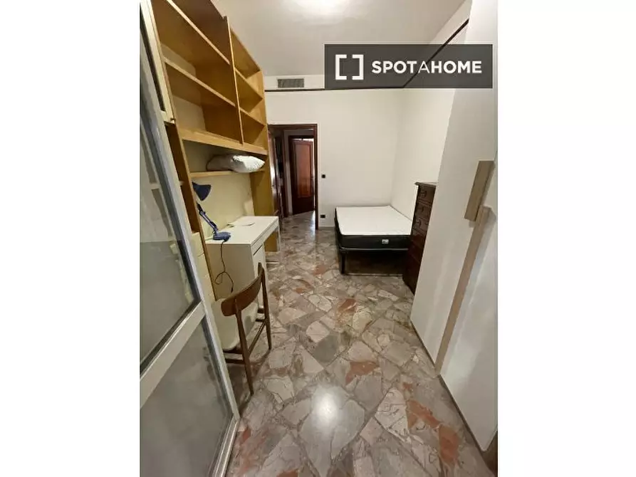 Immagine 1 di Camera condivisa in affitto  in Via Gabriele Jannelli a Napoli