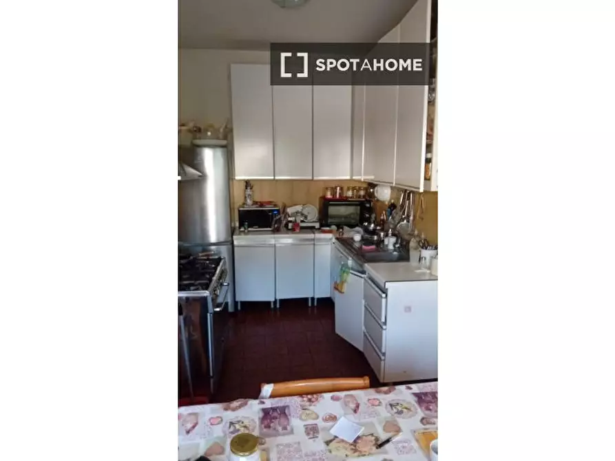 Immagine 6 di Camera condivisa in affitto  in Via Cratete di Mallo a Roma