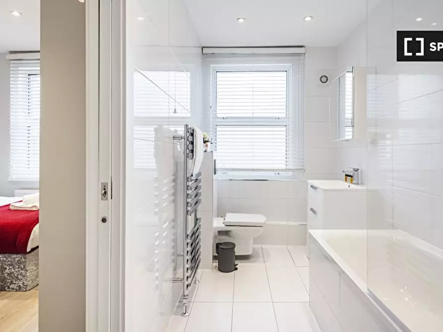 Immagine 15 di Appartamento in affitto  in Kilburn High Rd a Camden Town