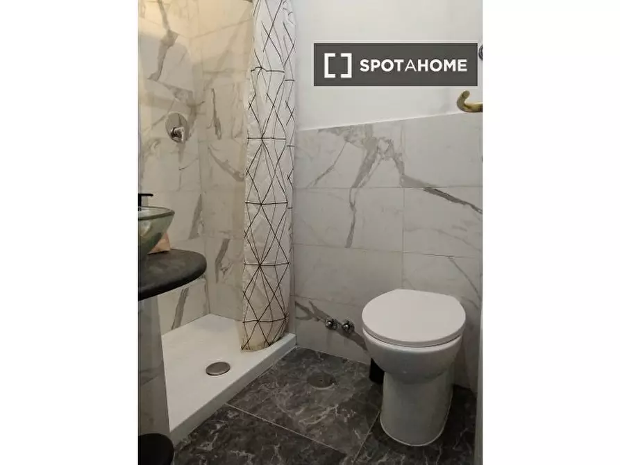 Immagine 4 di Camera condivisa in affitto  in V.le Leonardo da Vinci a Roma