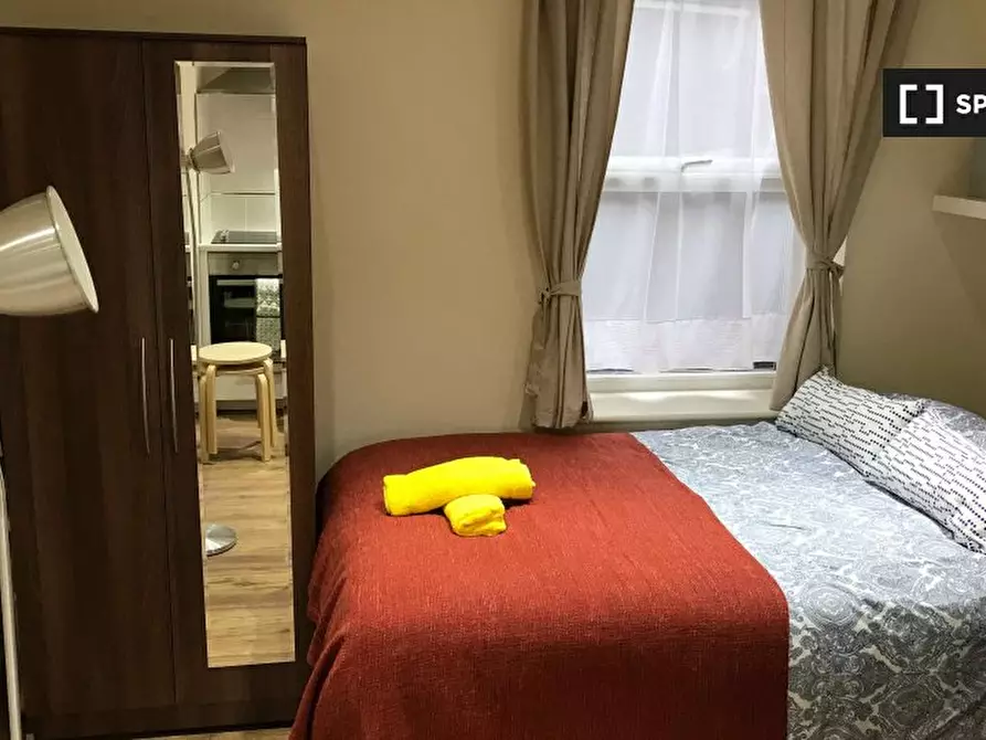 Immagine 2 di Ufficio in affitto  in Apartment a Brent