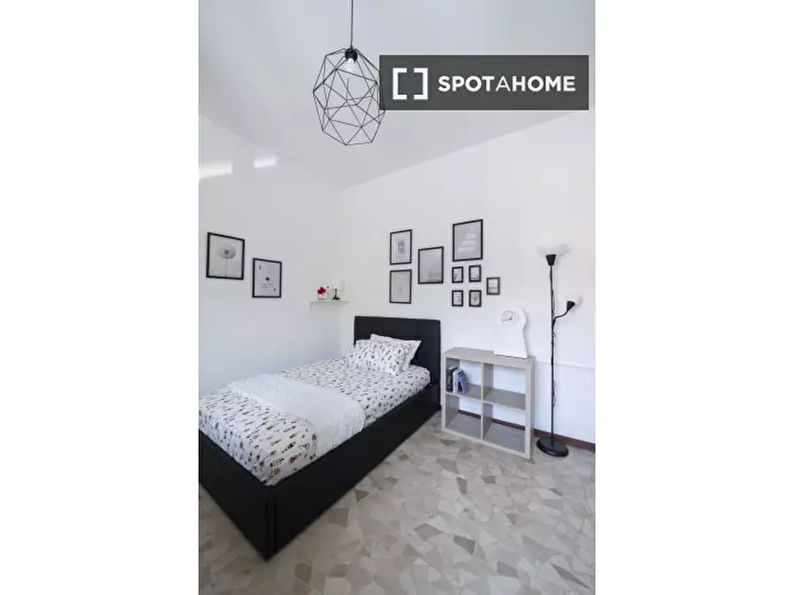 Immagine 2 di Camera condivisa in affitto  in Viale Francesco Restelli a Milano