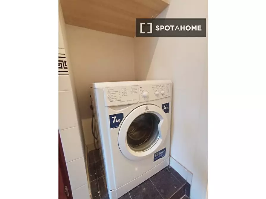Immagine 11 di Camera condivisa in affitto  in Via Angelo Poliziano a Roma