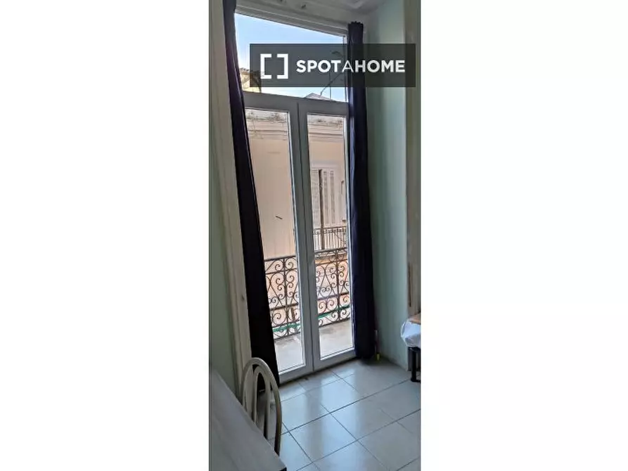 Immagine 2 di Camera condivisa in affitto  in Piazza Crocelle ai Mannesi a Napoli
