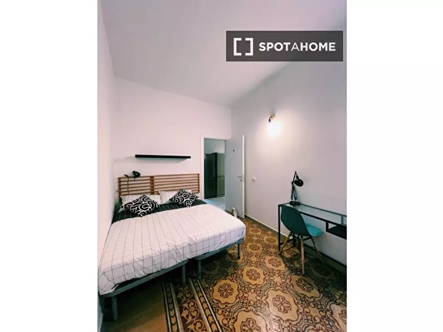 Immagine 6 di Camera condivisa in affitto  in Via Stella a Napoli