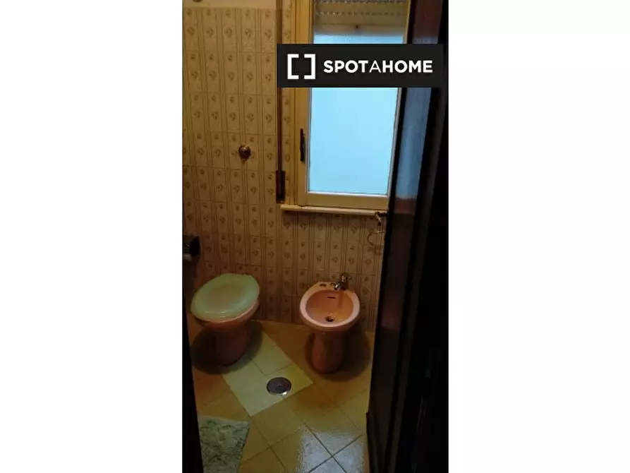 Immagine 4 di Camera condivisa in affitto  in Via Pian Due Torri a Roma