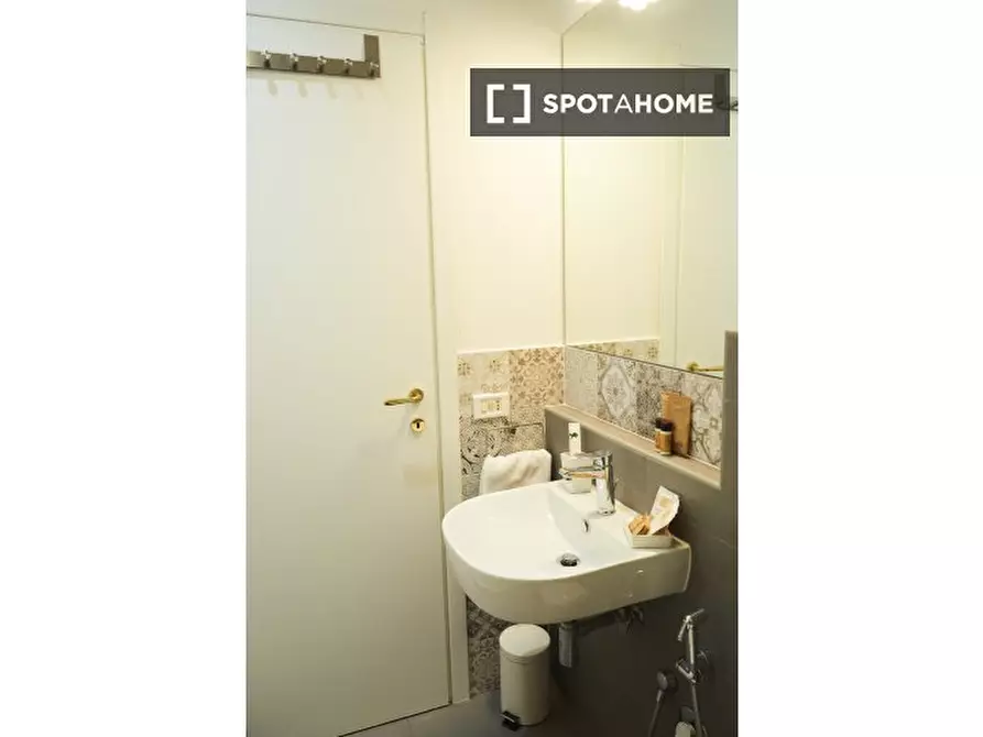 Immagine 6 di Camera condivisa in affitto  in Via Cipro a Roma