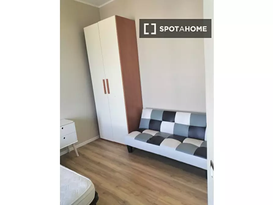 Immagine 6 di Camera condivisa in affitto  in Via delle Acacie a Roma