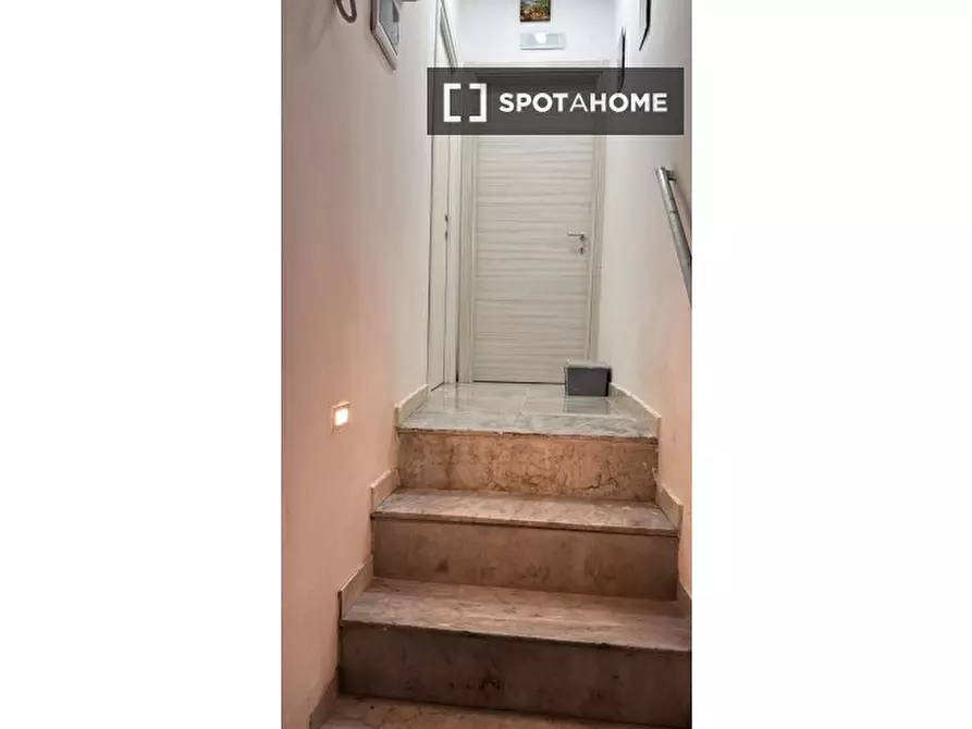 Immagine 9 di Camera condivisa in affitto  in Via Carlo de Cesare a Napoli
