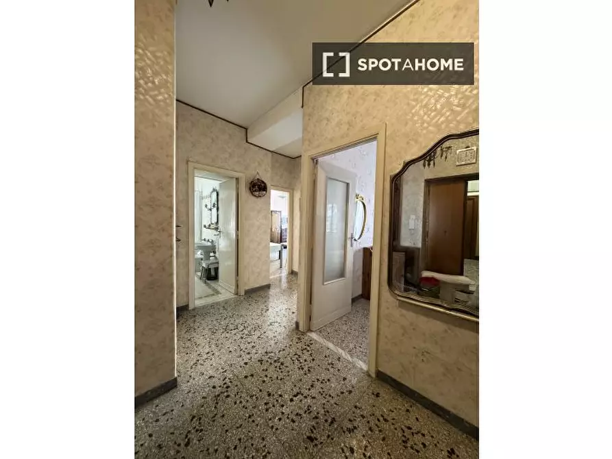 Immagine 10 di Camera condivisa in affitto  in Viale Opita Oppio a Roma
