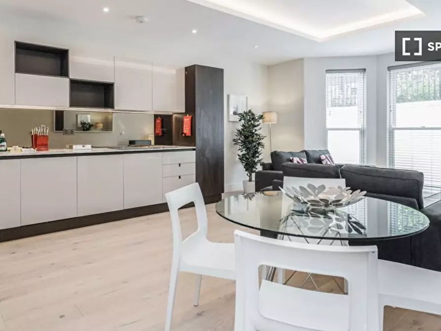 Immagine 2 di Appartamento in affitto  in Oak Hill Rd a Kingston Upon Thames